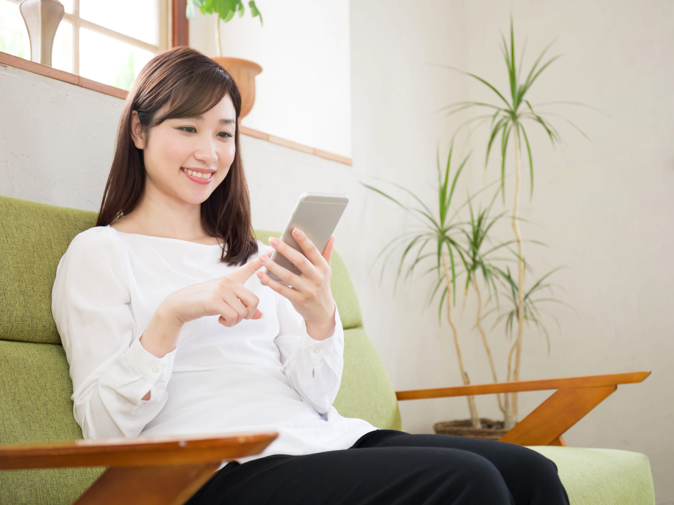携帯で面接の確認をする看護師